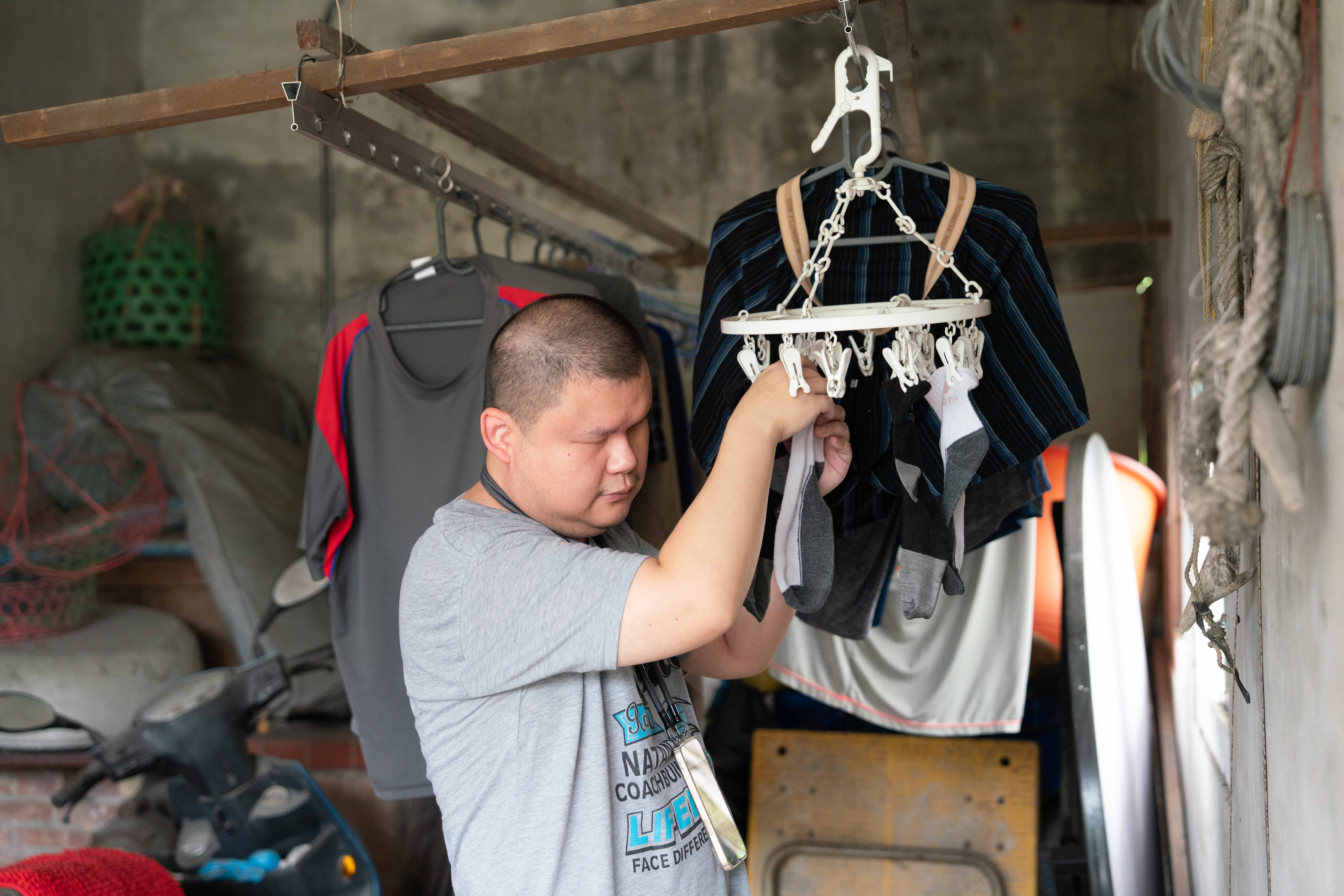 視障者生活重建服務，協助坤諭學習各種生活技能。
