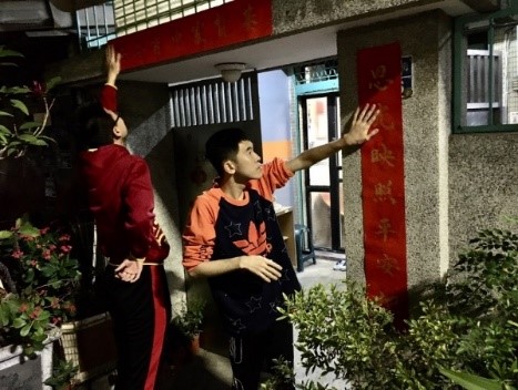 小齊和家園的家人一起合作貼春聯