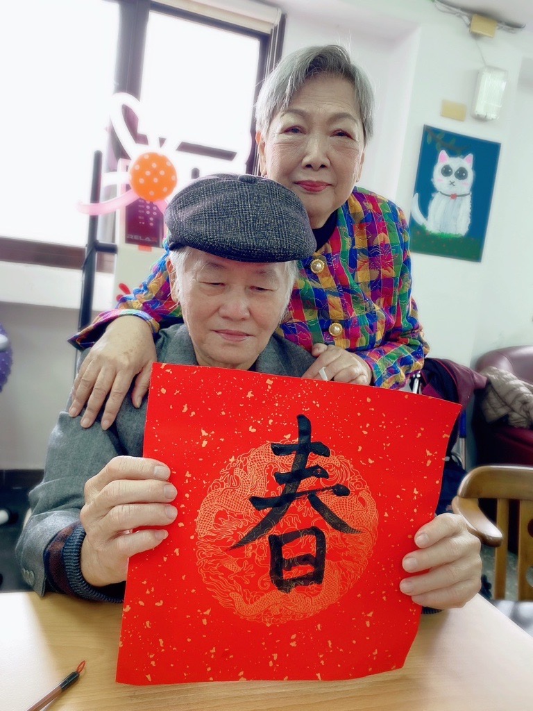 伯伯帶著婆婆來到據點一同上課