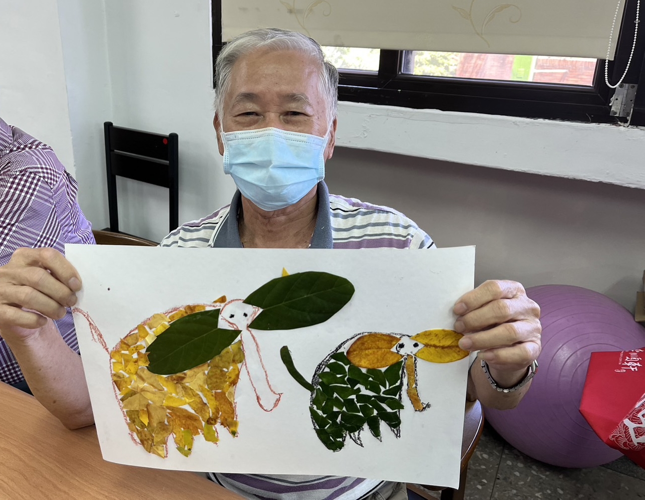 和家園裡的家人，共同討論家裡大小事