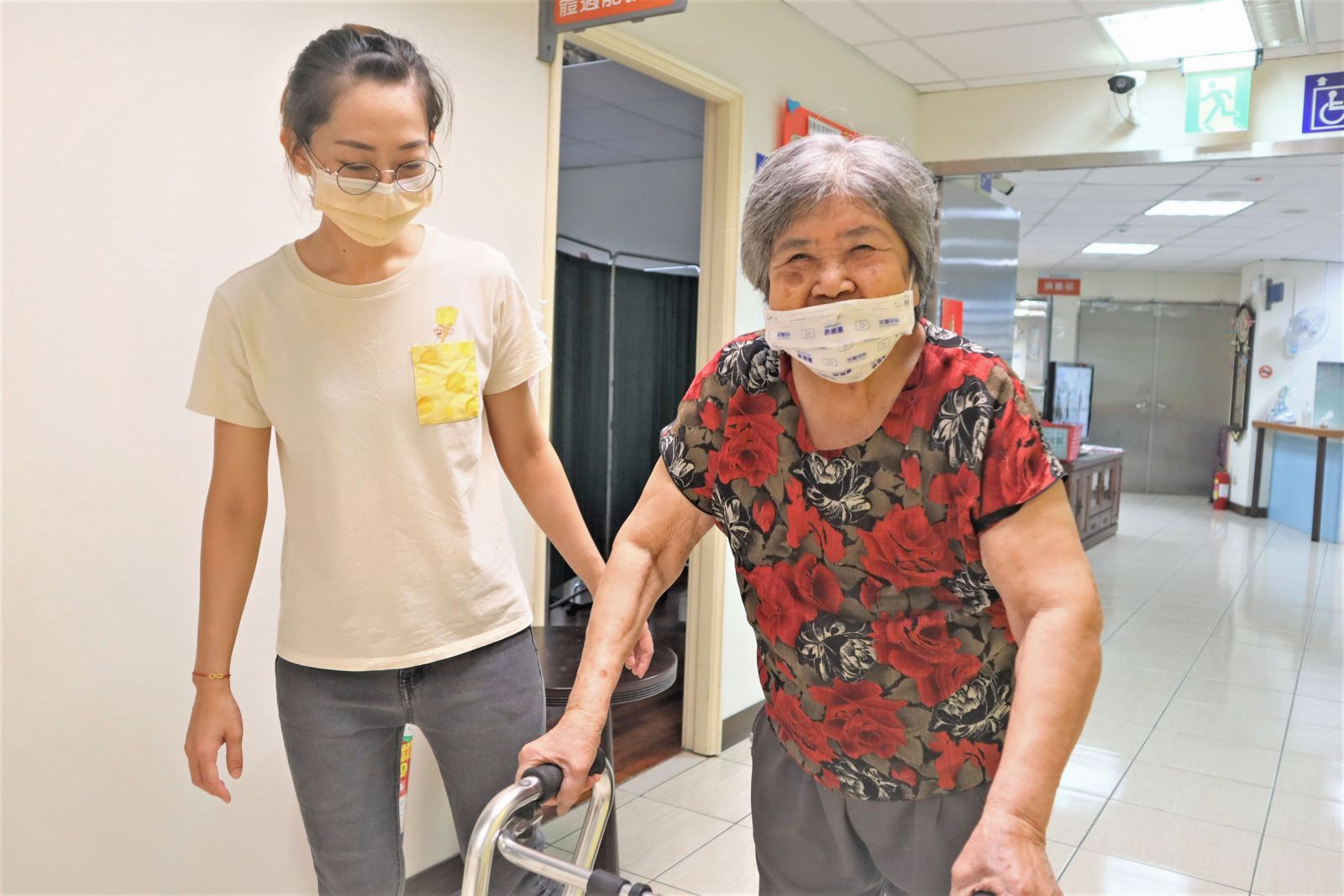 原本臥床、須由看護照顧的阿嬤，經過日照中心的訓練後，已可運用助行器自行走動！