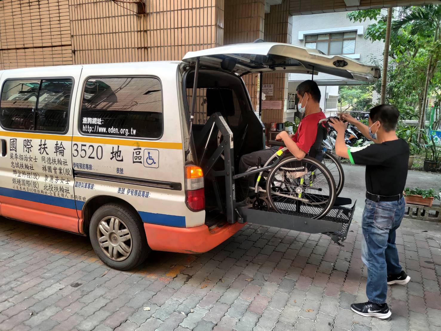 聖中從復康巴士上下車
