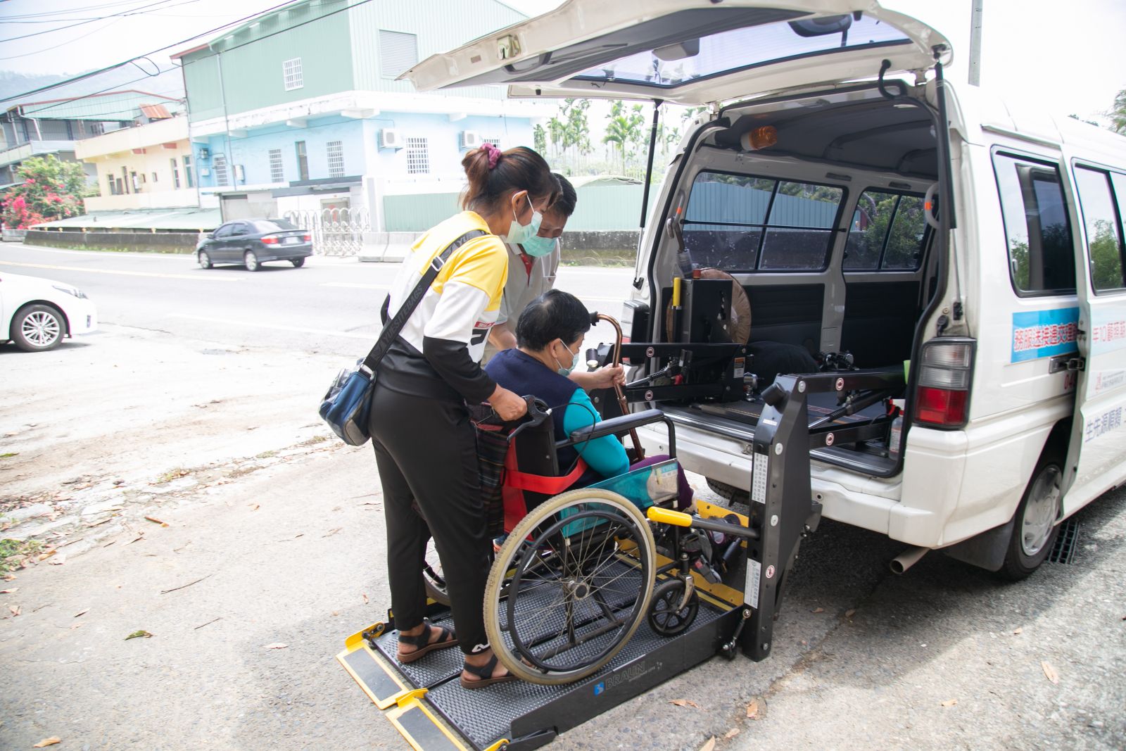 愛心車隊接駁服務使用者上車的過程示意圖