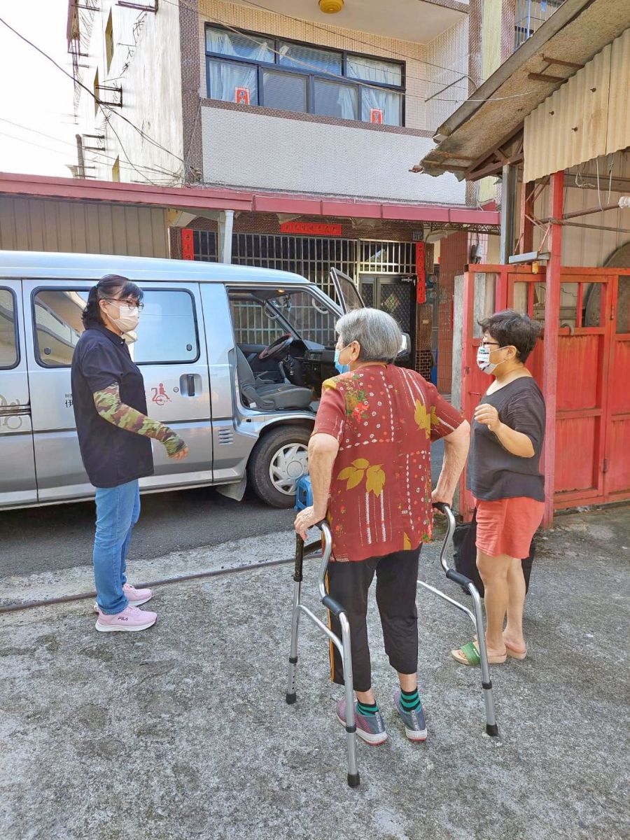 現在阿彩姨每天都會陪著阿嬤乘上交通車，快樂上學去！