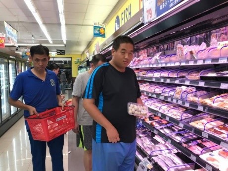 和家園裡的家人們，一起採買。