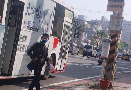小齊自己一人搭乘公車