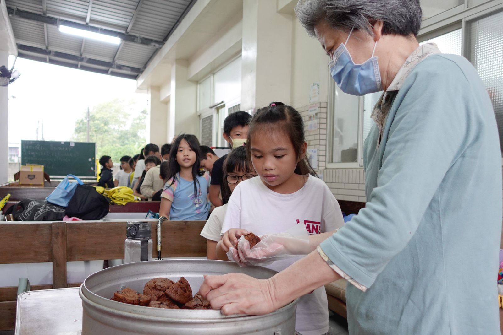 伊甸象圈工程計畫透過經費支持，鼓勵合作單位購買當地食材及聘任社區媽媽烹飪，讓孩子吃飽飽、長高高。