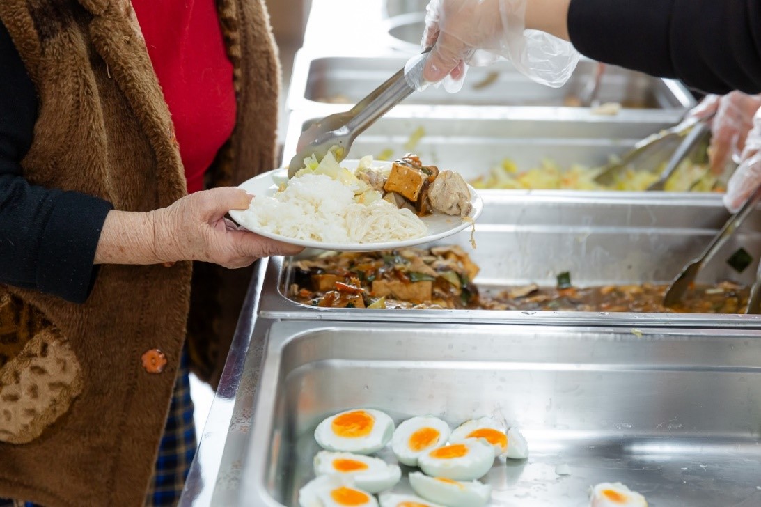 每日豐富的餐食，確保長輩攝取均衡的營養