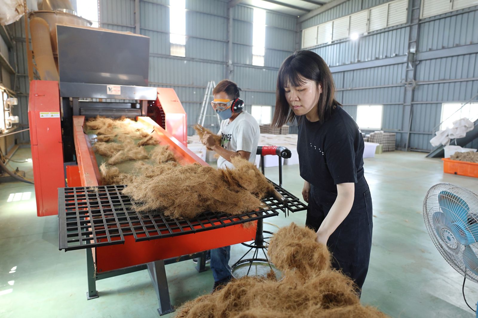 就服員幫阿全申請專案職務再設計輔具，提升工作效率及穩定就業。