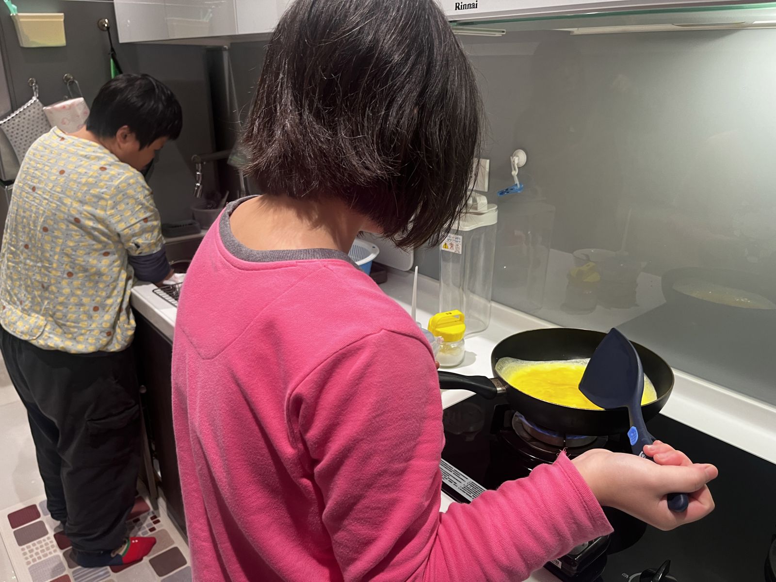 因行動不便，進出方便的客廳是憲哥最常待的地方。