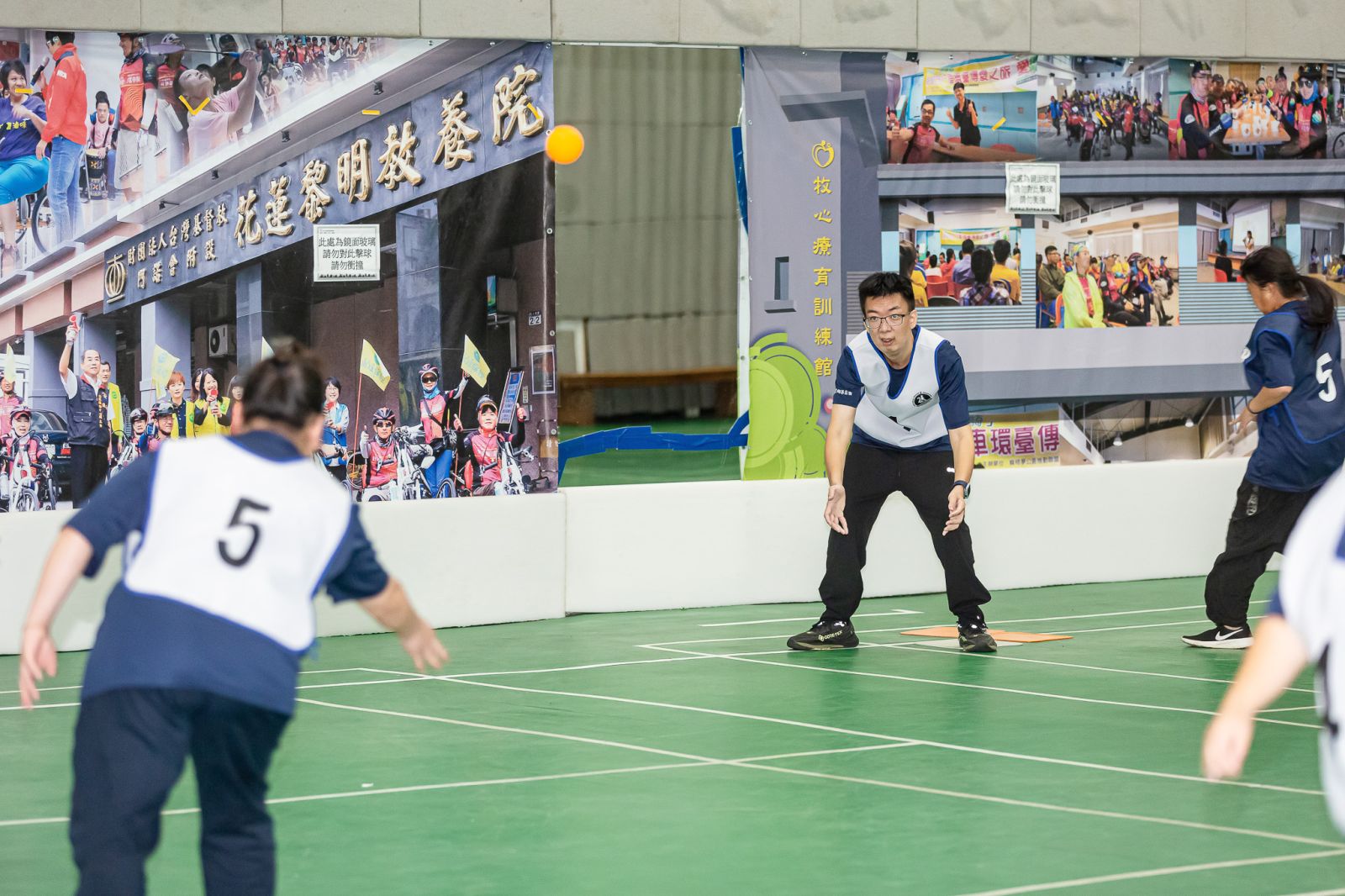 小堂在樂樂棒球比賽中，專注接起每一個球