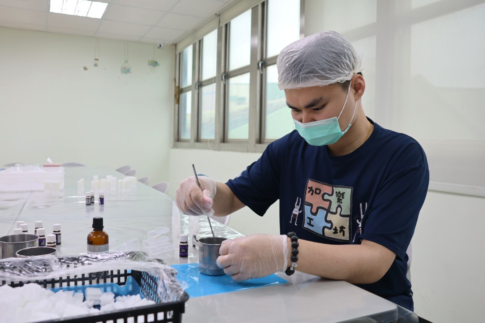 藉由藝術課程，讓阿辰以不同形式表達自我並被理解。