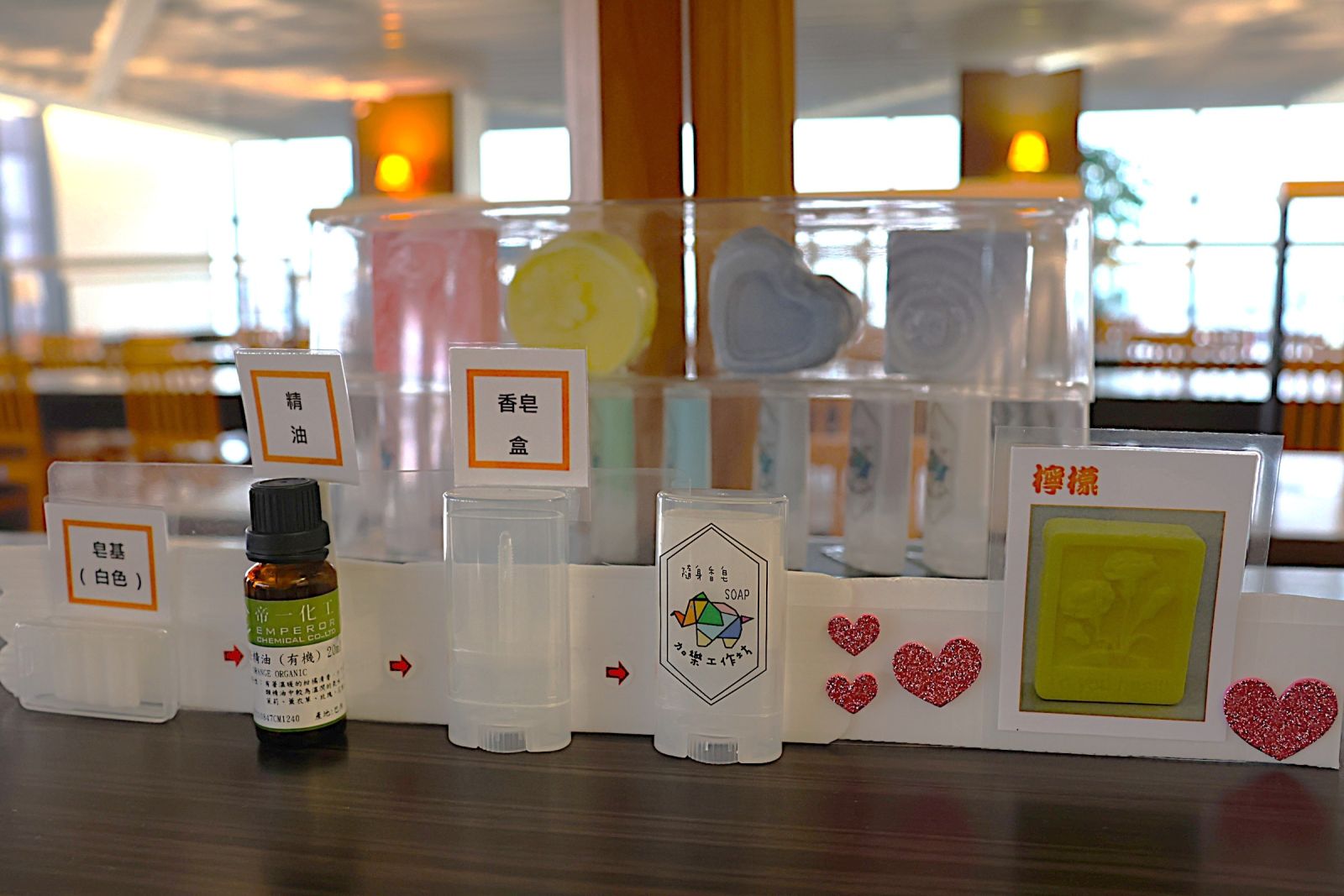 阿辰作業活動展現顯著進步，教保員期許他能持續帶著笑容更精進。