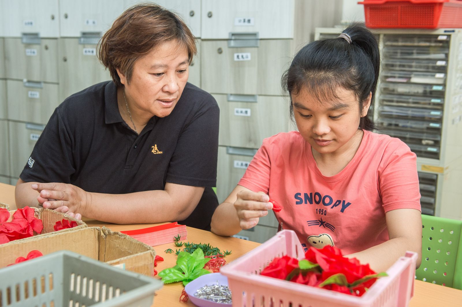 小作所的服務以作業活動為主，自立生活與休閒文康相關活動為輔。