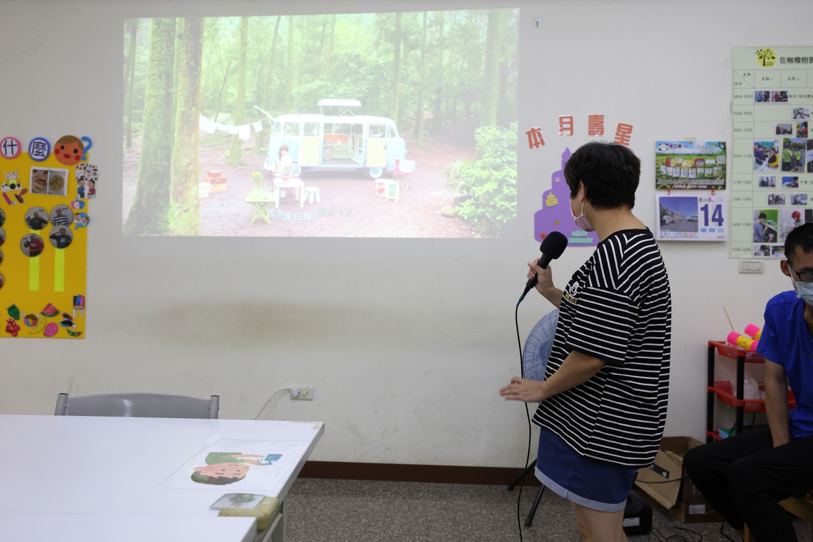 文康休閒活動促進學員情緒穩定，卡拉OK歡唱最受歡迎。