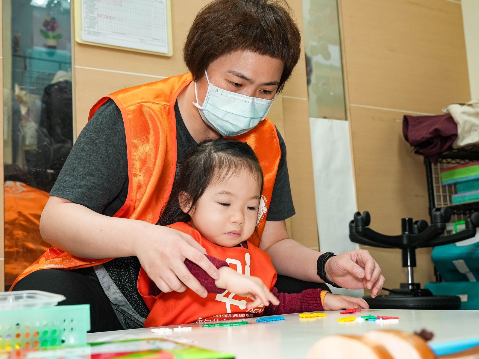 老師透過互動遊戲，訓練小芯的觀察及表達能力。