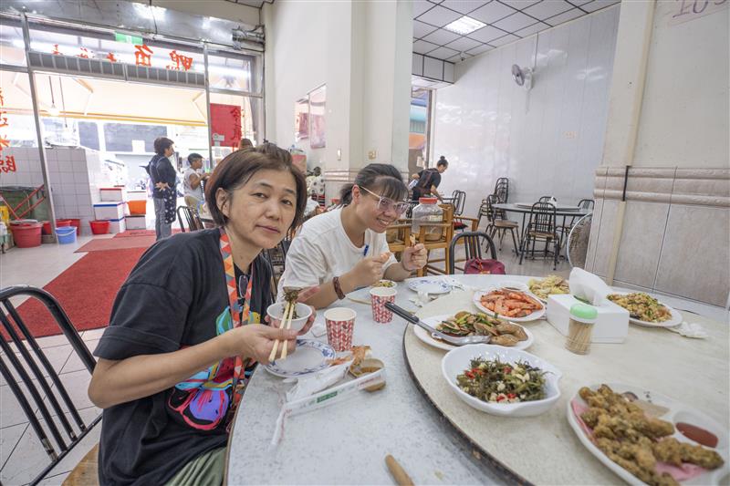 小漁透過老師的協助努力存錢、學習，完成到高雄吃海鮮的夢想