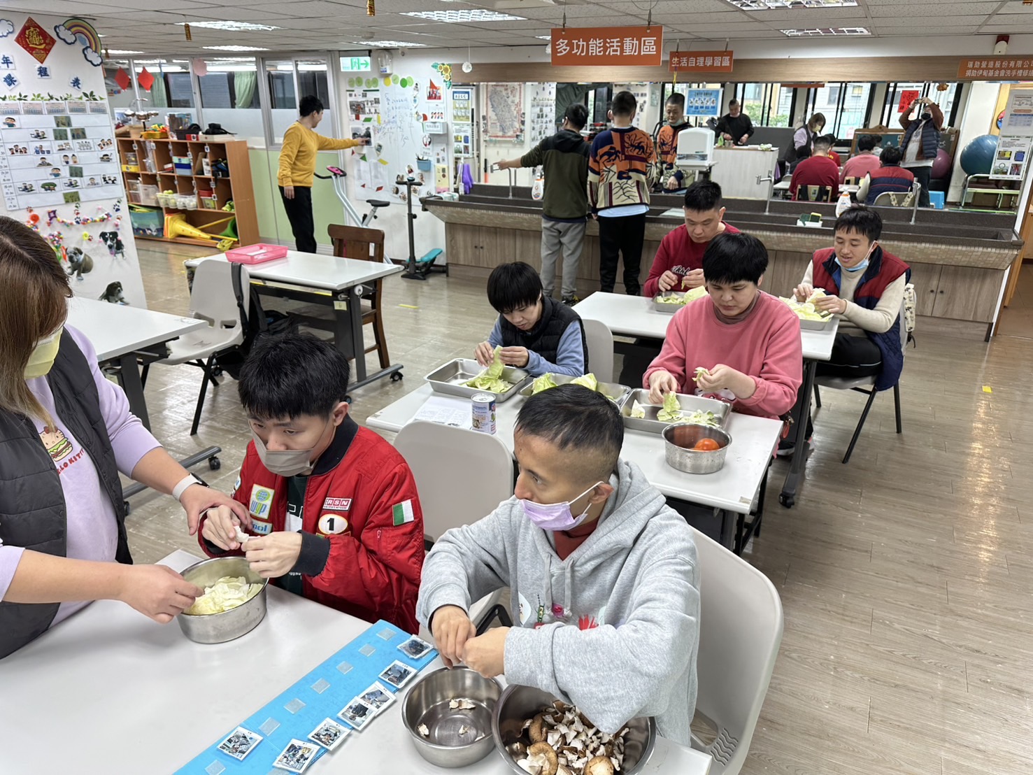 身心障礙朋友一起在中心裡學習，努力成為更好的自己。