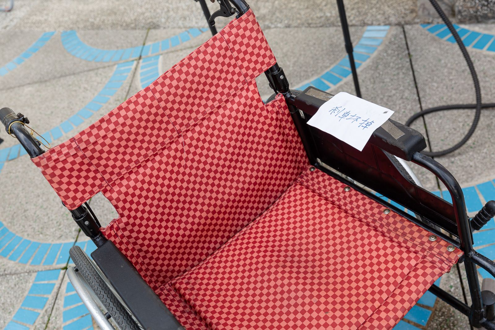 卡卡的輔具，隱含潛藏的危險因子。