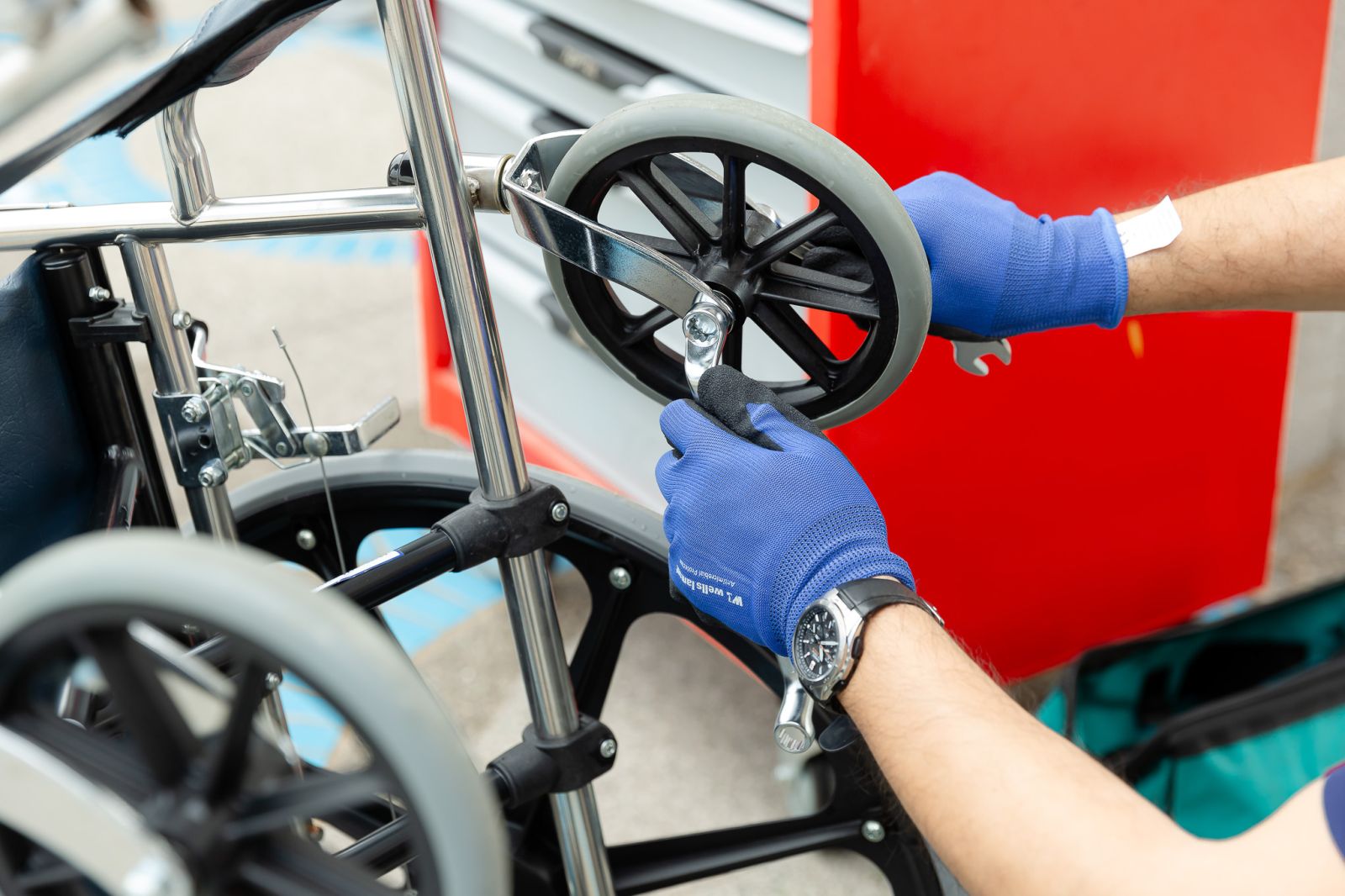 透過高壓氧消毒、高溫殺菌與專業維修，確保輔具維持最佳狀態。