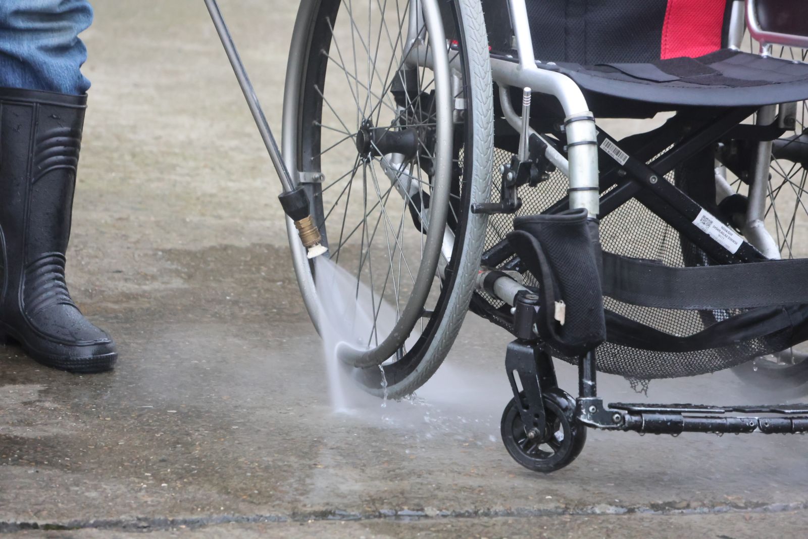 透過高壓氧消毒、高溫殺菌與專業維修，確保輔具維持最佳狀態。