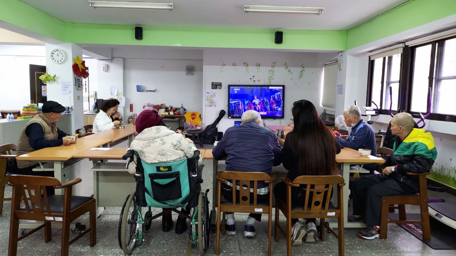 照片一：超高齡社會來臨，長照需求大增，長輩和照顧者該如何快活？