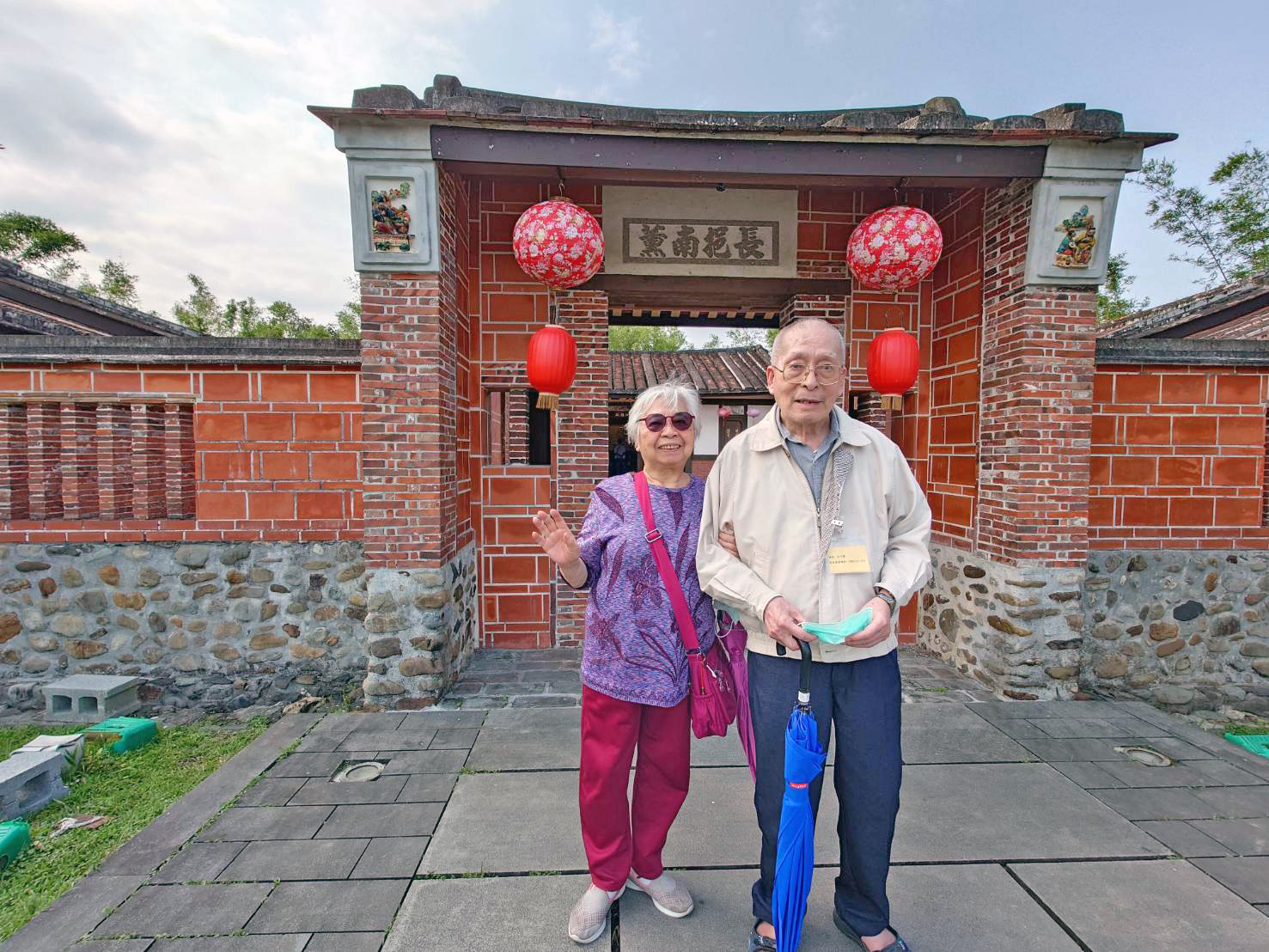 國富伯伯和太太一起參加日照的一日遊，減輕照顧負擔，讓生活更快樂