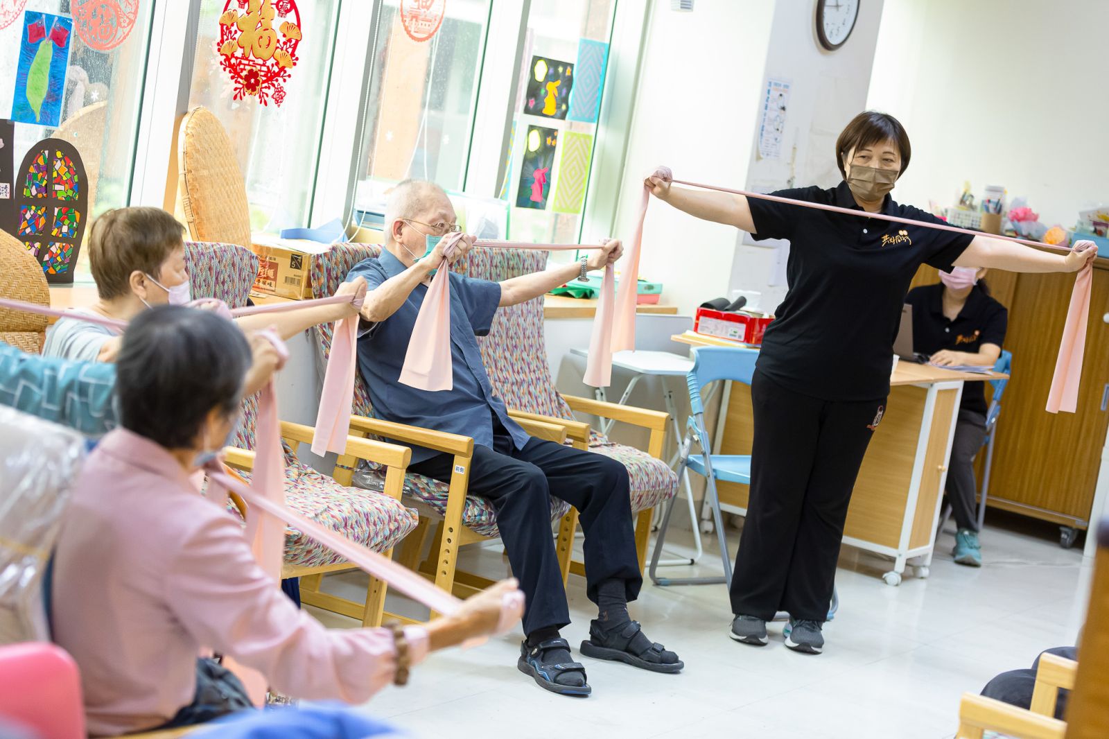 國富伯伯和太太一起參加日照的一日遊，減輕照顧負擔，讓生活更快樂