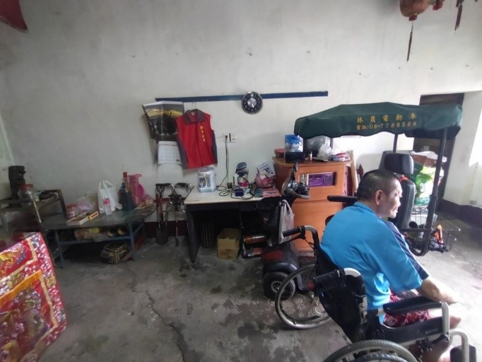 因行動不便，進出方便的客廳是憲哥最常待的地方。