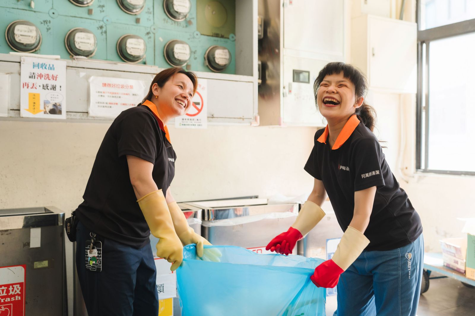 在資深員工的經驗分享下,姵儀在工作上已熟能生巧。