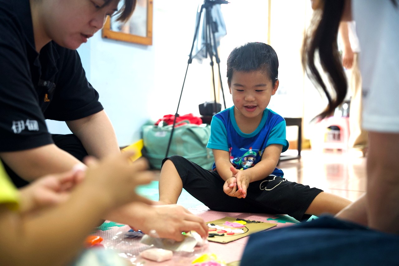 3歲慢飛天使阿妞，在伊甸到宅療育幫助下，穩定學習成長。