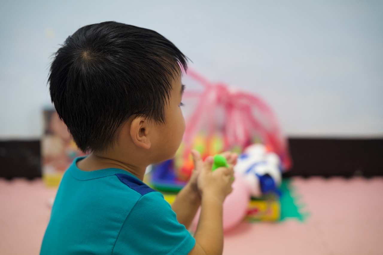 慢飛天使小諾因缺乏刺激，使他在口語與肢體發展上，需要早療的支持。