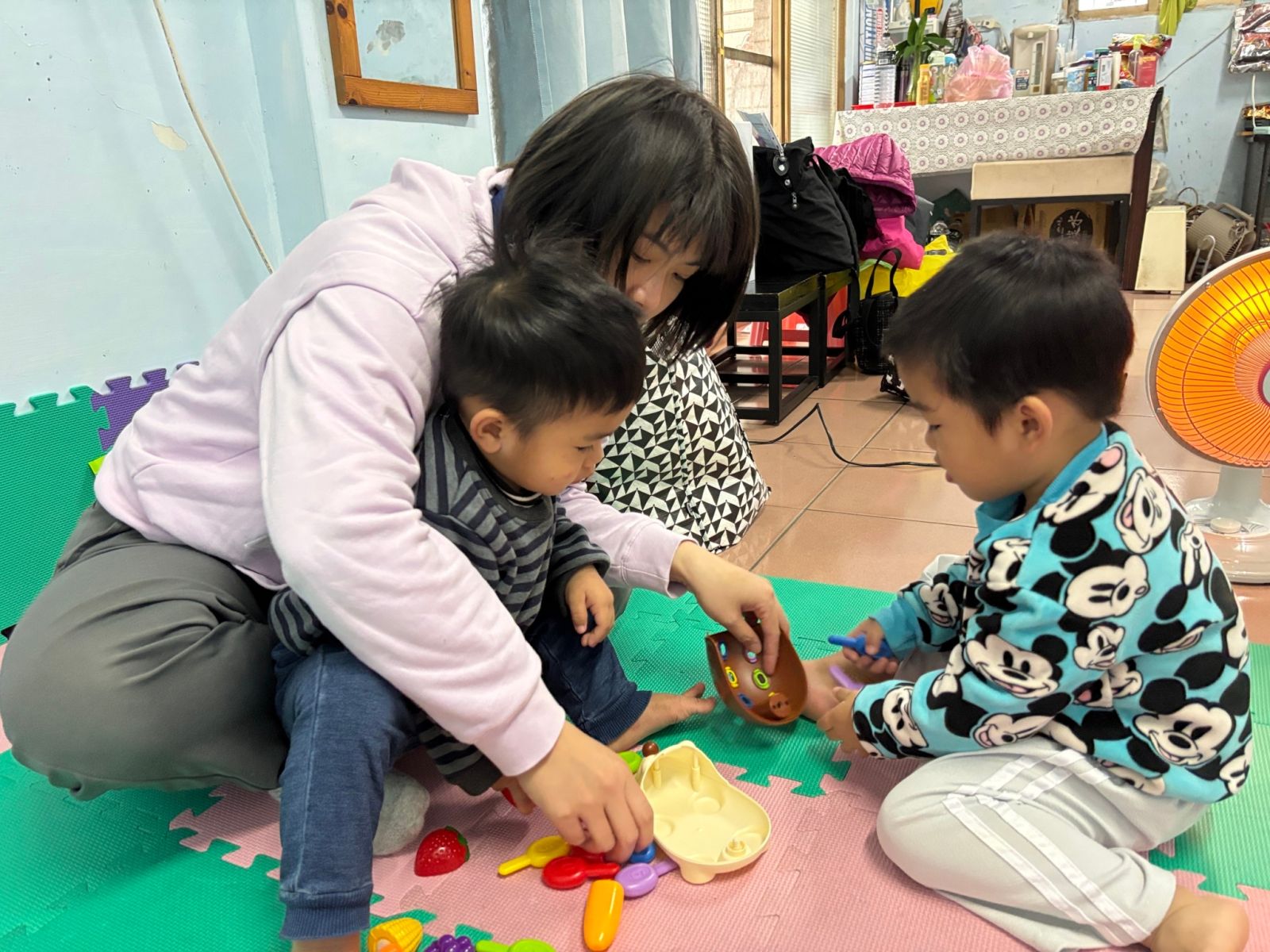 老師透過每週透過到宅療育，陪伴小諾遊戲與課程學習。