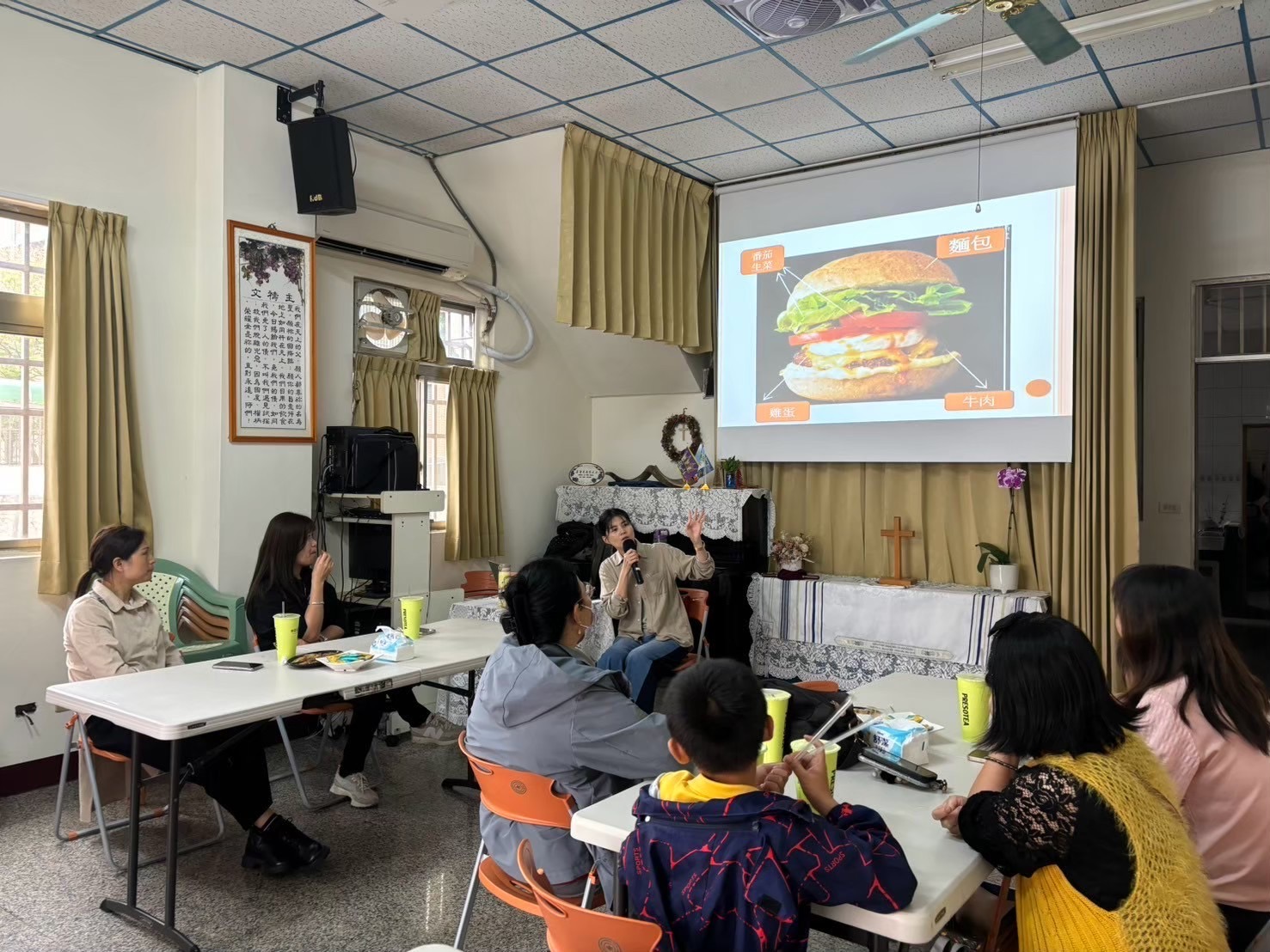 透過多元的課程，培力社區婦女學習，彼此互相交流陪伴