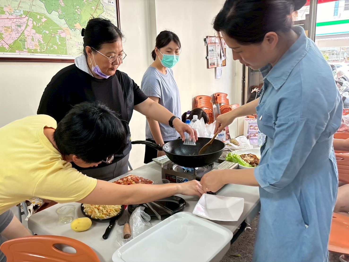 透過多元的課程，培力社區婦女學習，彼此互相交流陪伴