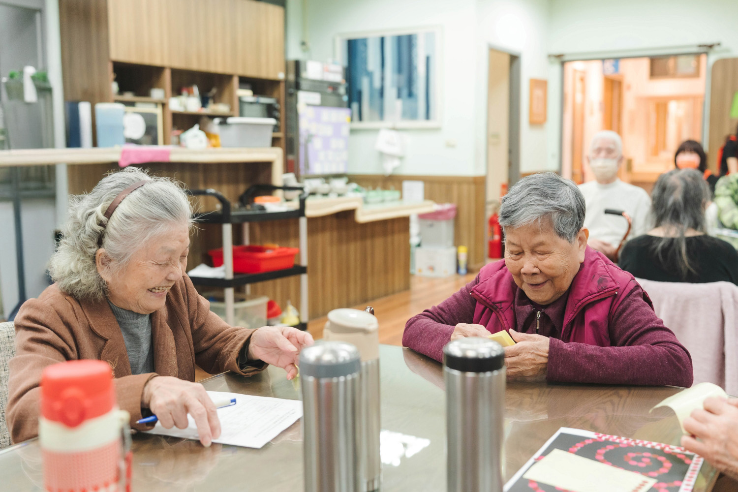 在日照中心裡，和同學們一起上課、吃飯，讓生活更有樂趣