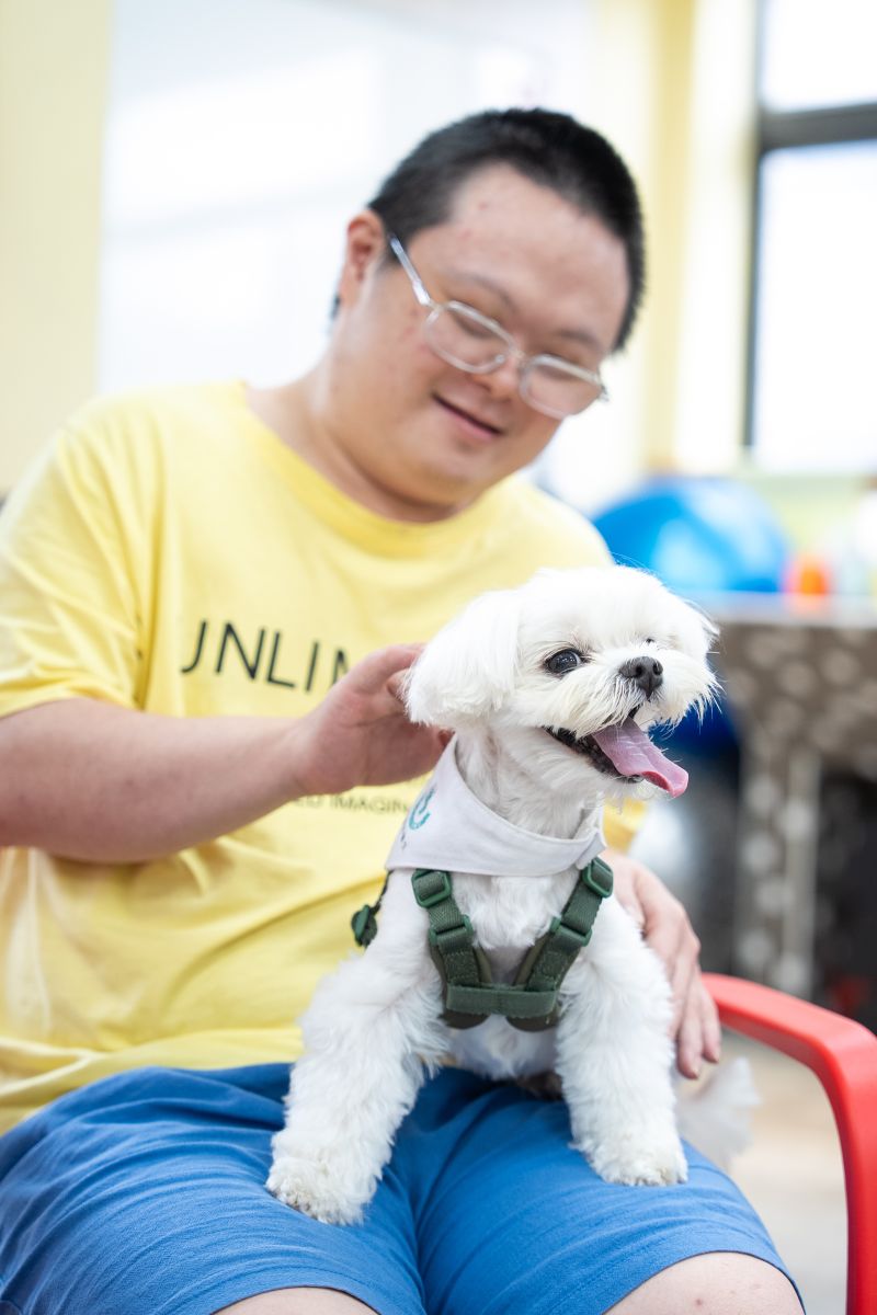 透過與狗醫生的近距離接觸，可給予障礙者情感支持，能舒緩情緒並降低焦慮感。
