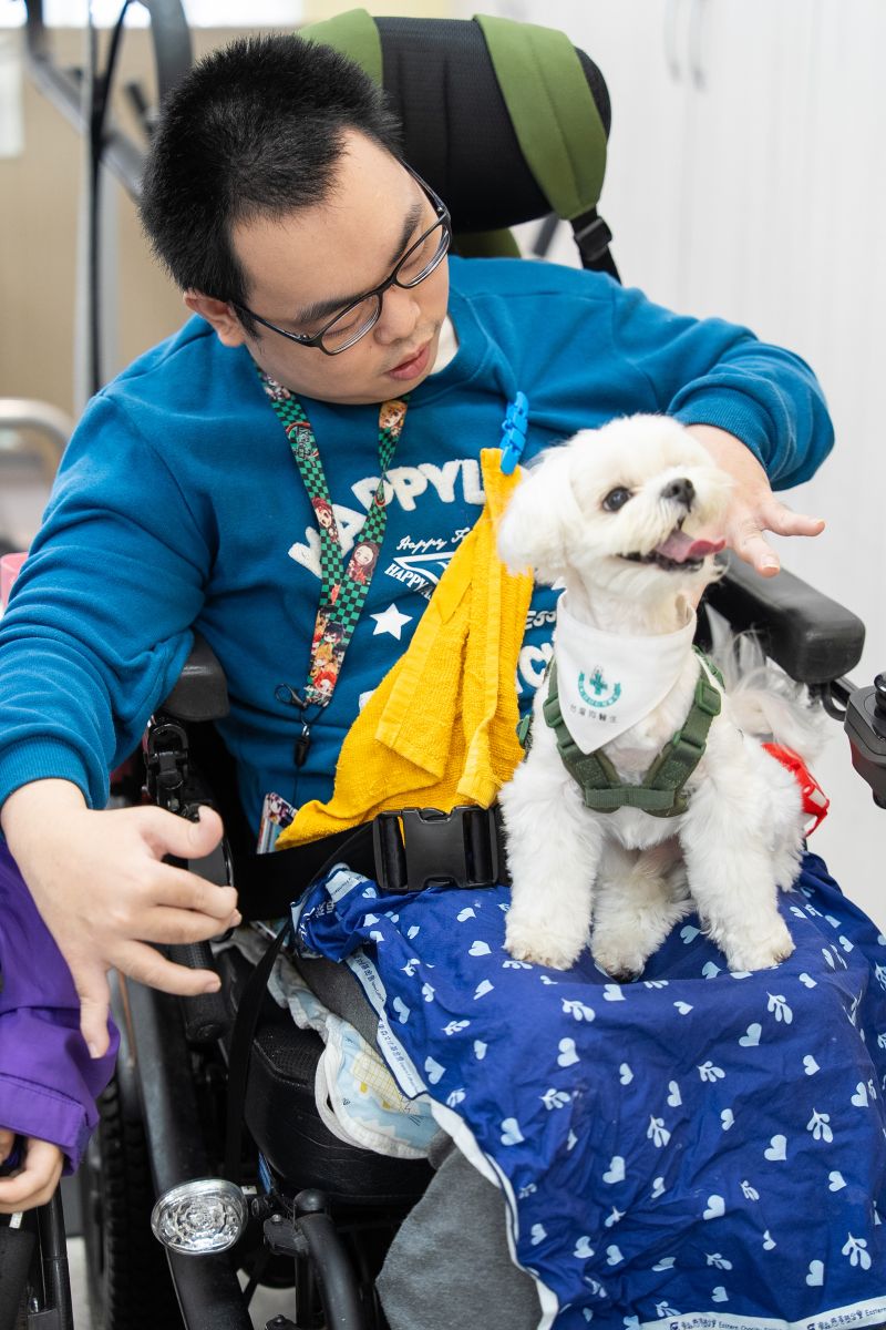 透過與狗醫生的近距離接觸，可給予障礙者情感支持，能舒緩情緒並降低焦慮感。