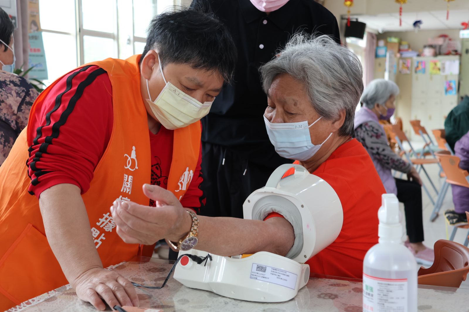 一到據點，每個長輩先來量體溫、量血壓，確認一切平安。