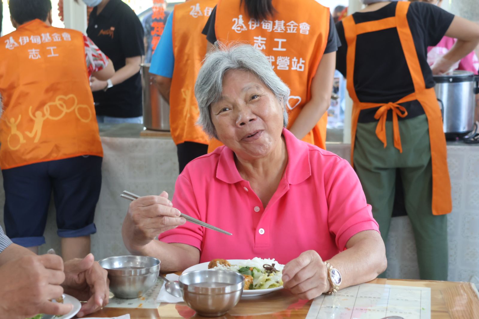 廚房裡每天一早就開始忙碌，只為了給長輩最豐富美味的餐點。