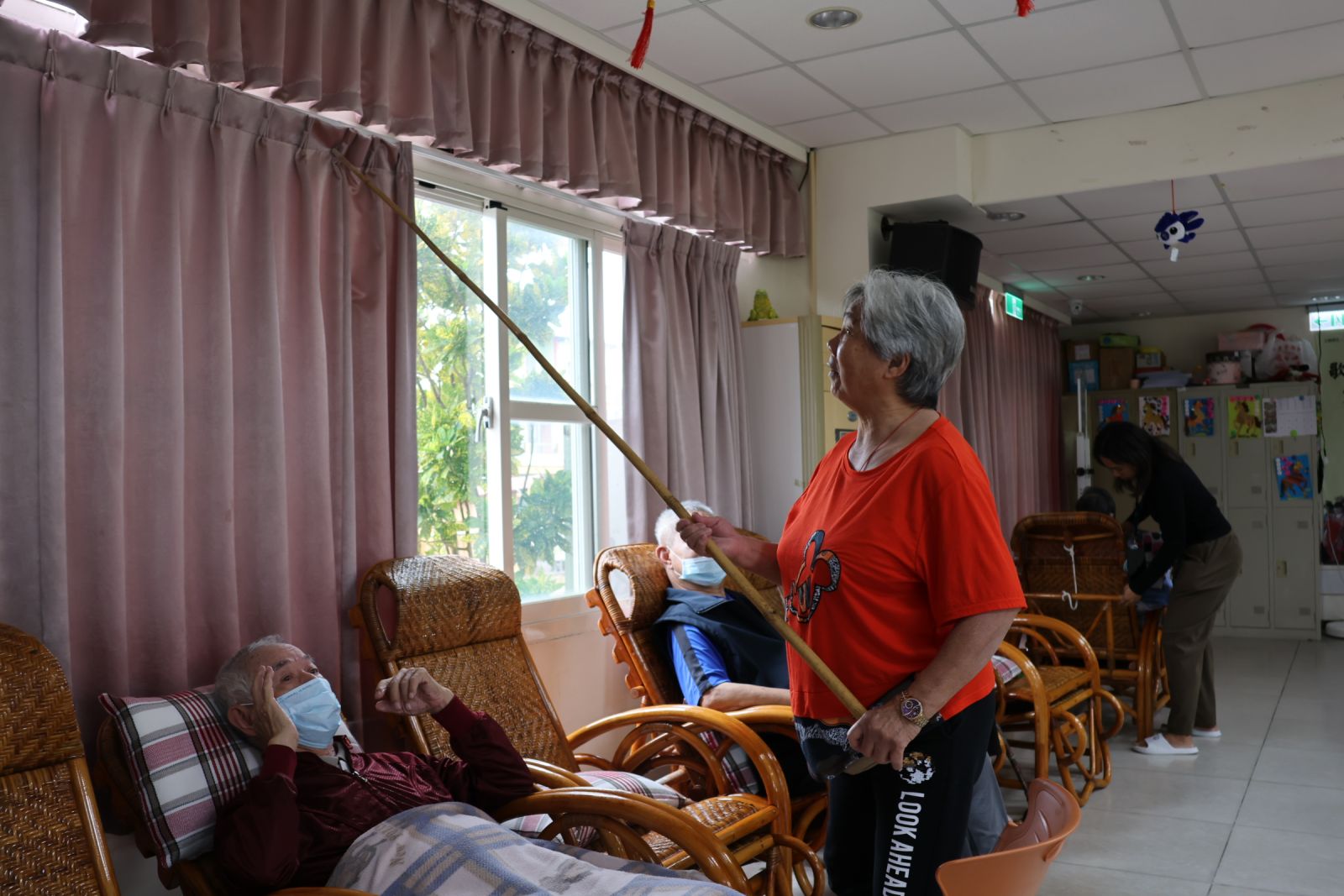 秀玲更化身長竿志工，幫大家把窗簾拉上更好睡。