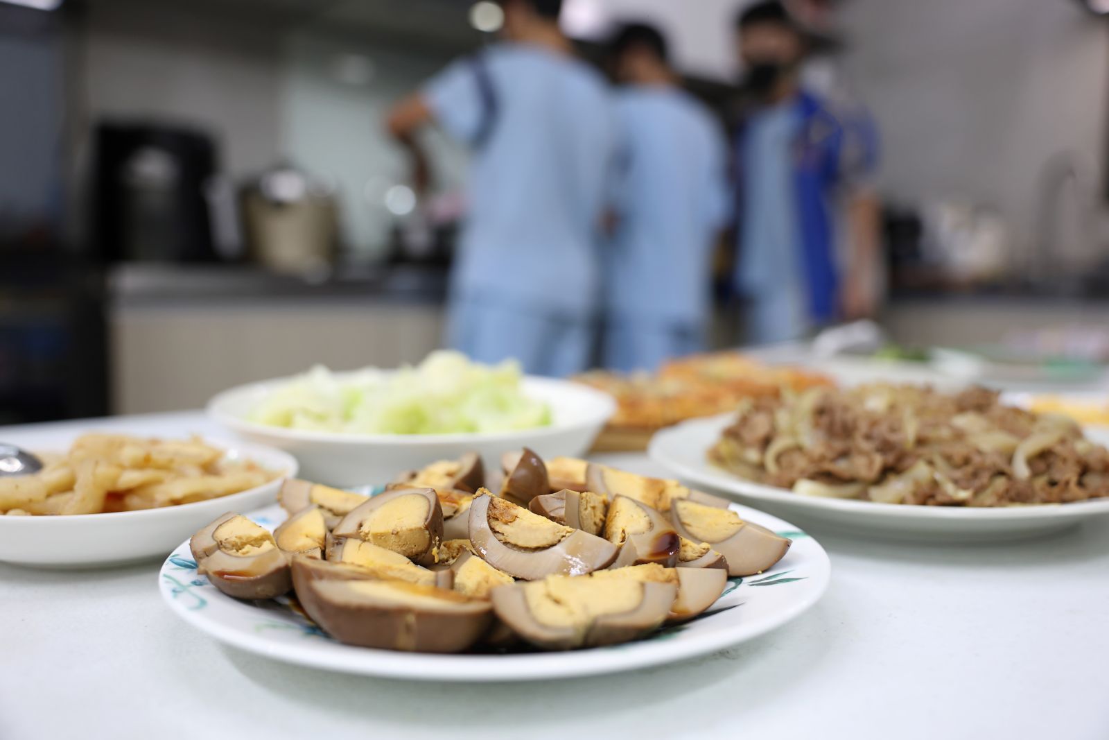 不只提供餐點，課輔班也讓孩子學習參與備餐，藉此建立良好用餐習慣與生活技能。
