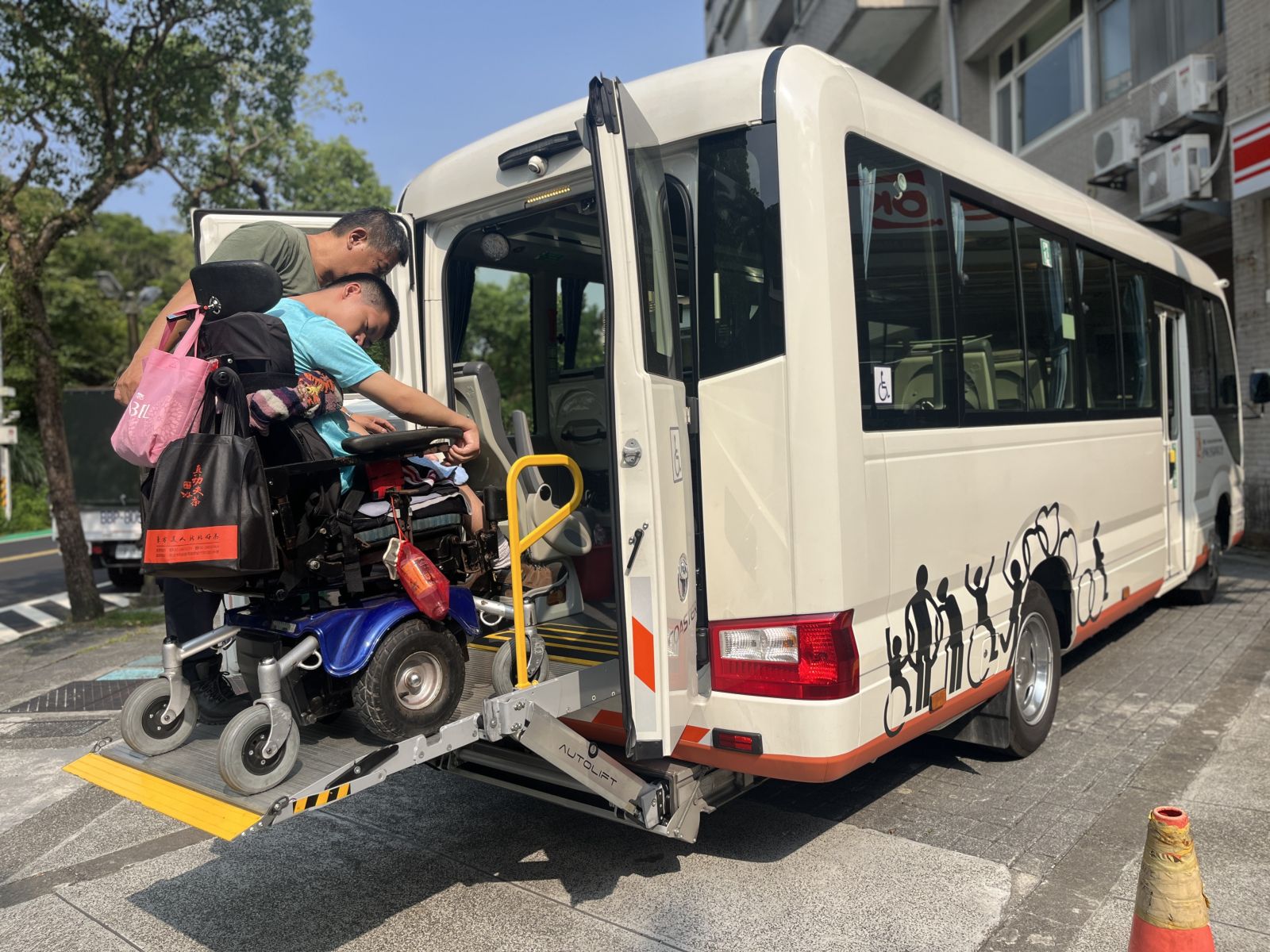 伊甸的愛心車隊接駁服務，載行動不便者到想去的地方。