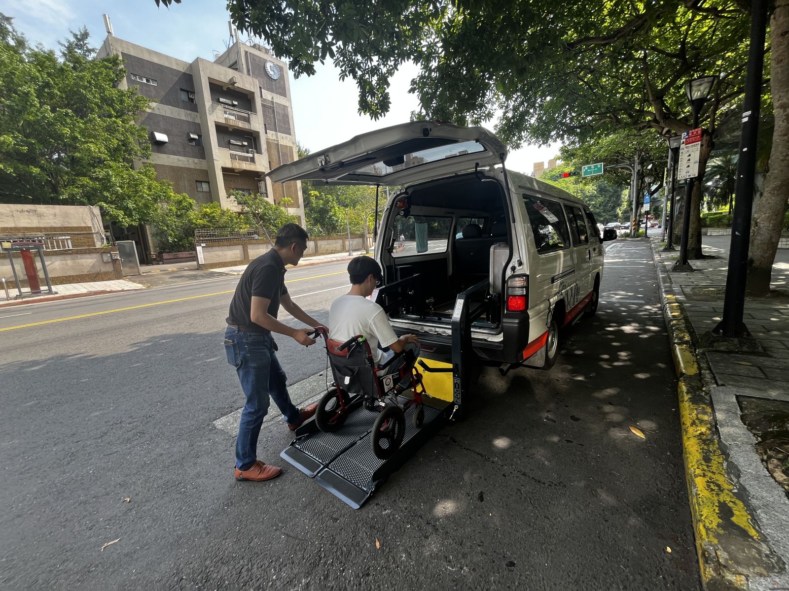 伊甸的愛心車隊接駁服務，載行動不便者到想去的地方。