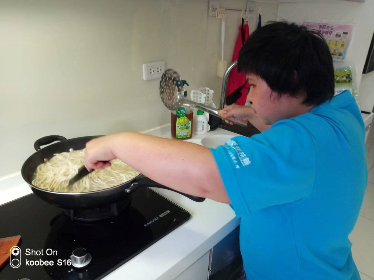 在社區家園，小君自己完成晚餐