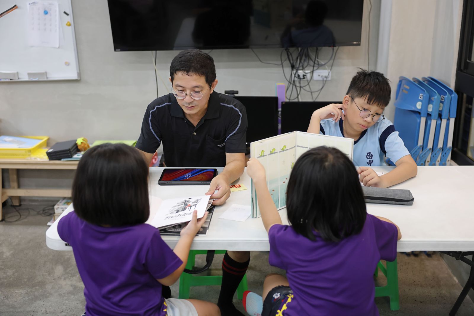 老師陪伴孩子們，課業輔導與建立生活常規。