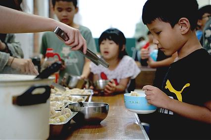 倒「暑」食刻 孩子不挨餓